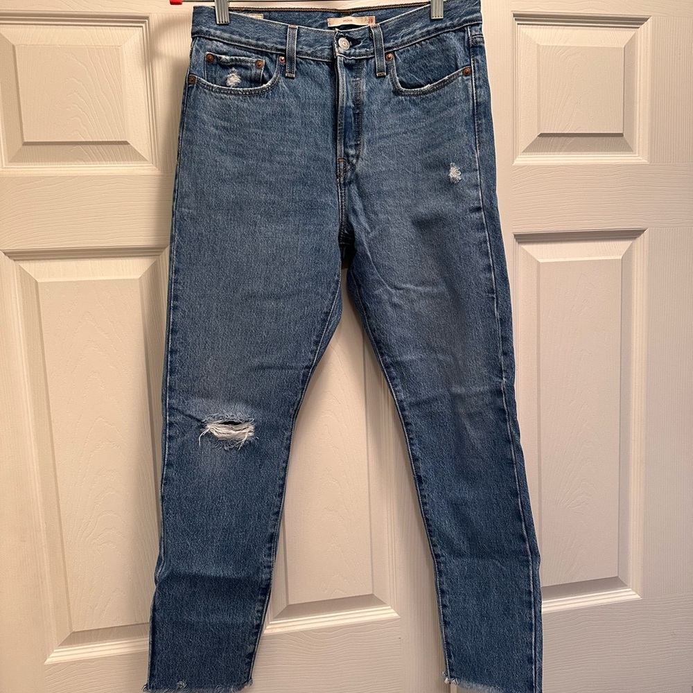 Levi's Women's Straight Leg Jeans in Distressed Blue